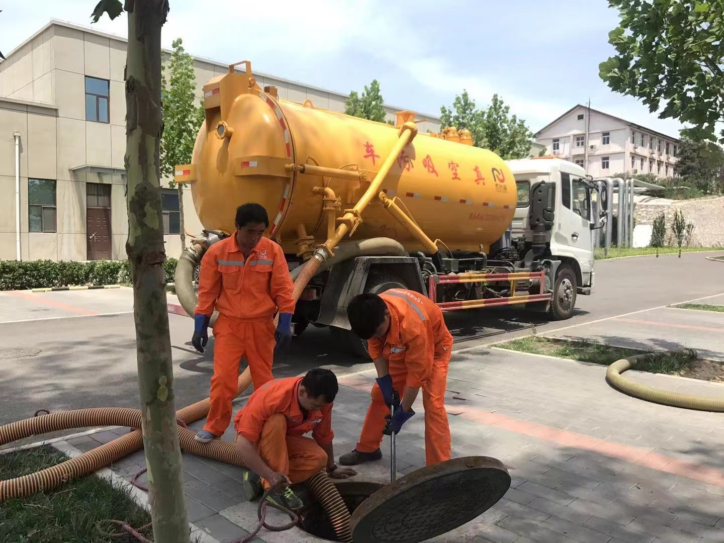 泰山管道疏通车停在窨井附近