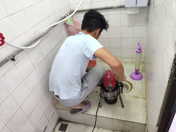 泰山管道堵塞冒臭气 专业师傅现场解决问题