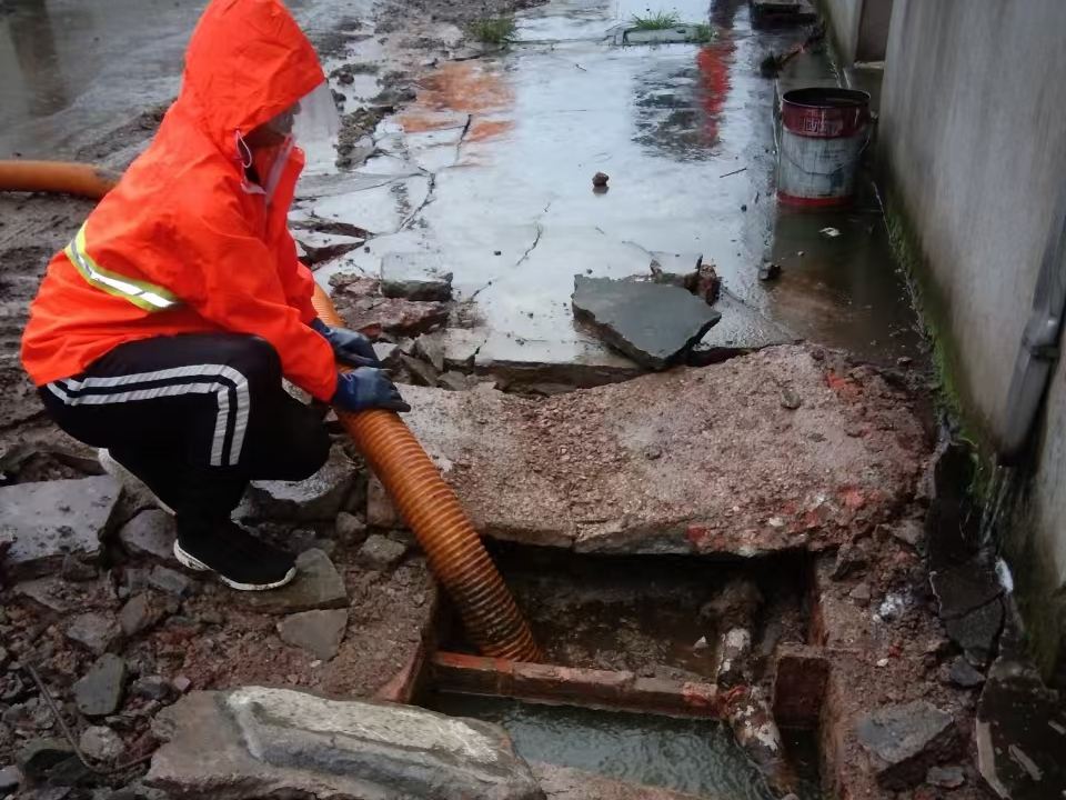 泰山专业清理污水池 炜誉市政以规范流程守护城市 “肠道”