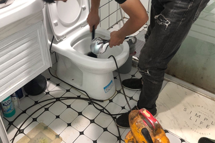 泰山马桶堵塞自己疏通还是找师傅?专业上门服务让你省时更省心